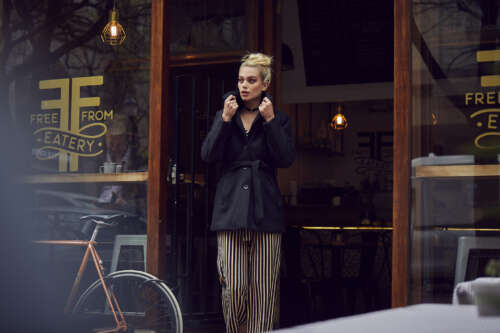 look_3_women_single_110