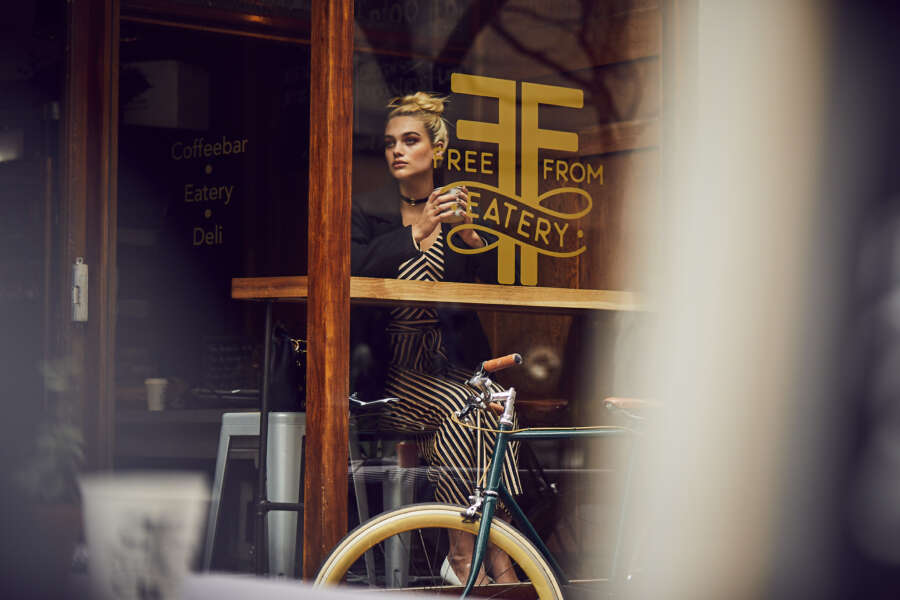 look_3_women_single_386