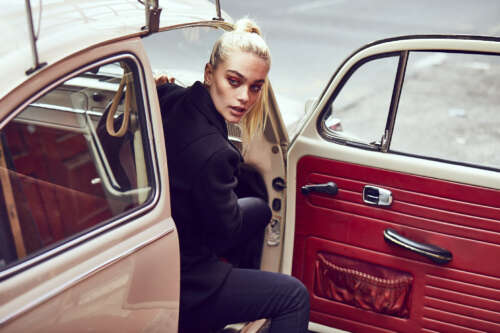 look_5_women_single_303